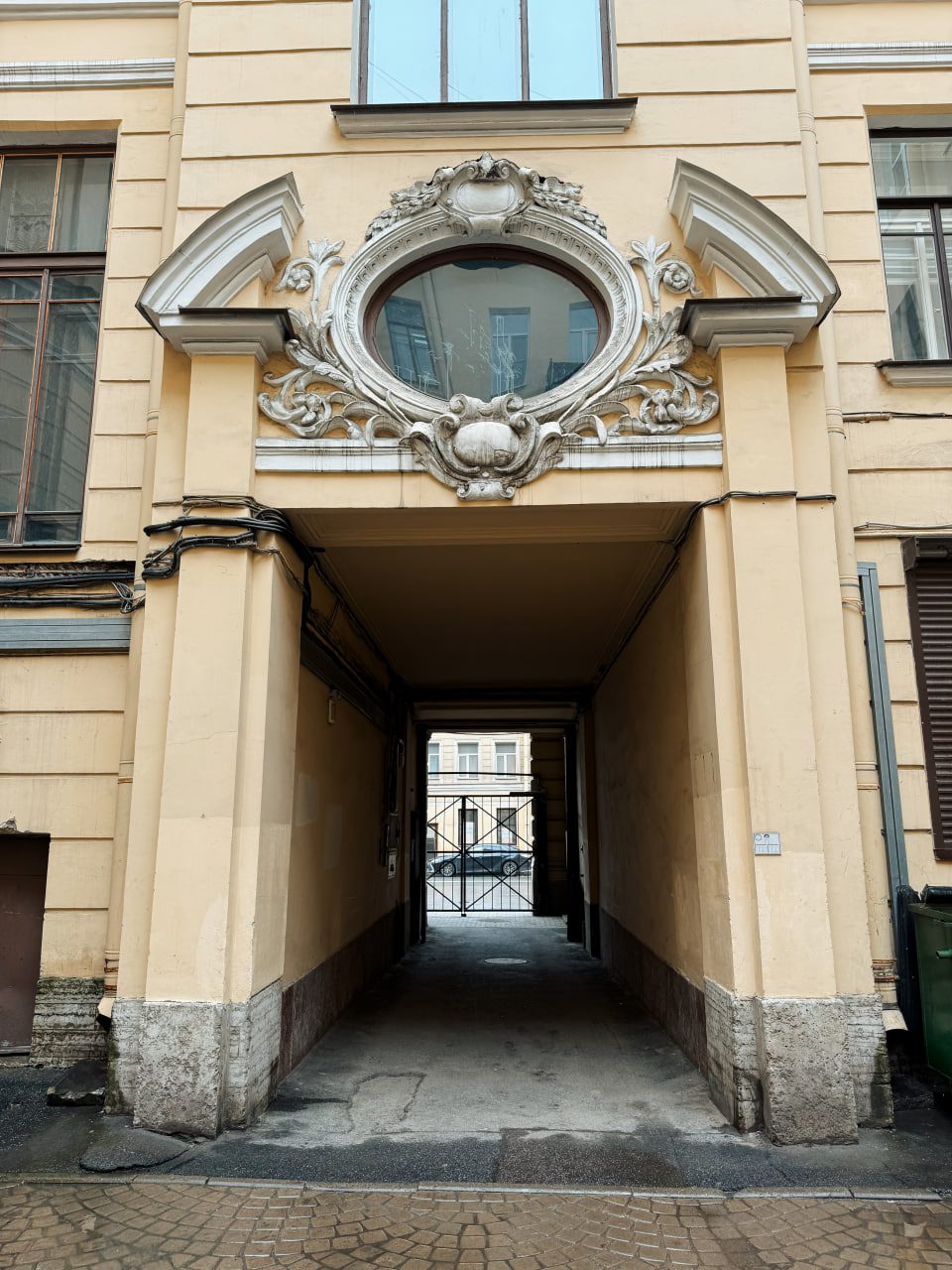 Подворотня доходного дома с лепным овальным картушем над аркой, Петербург